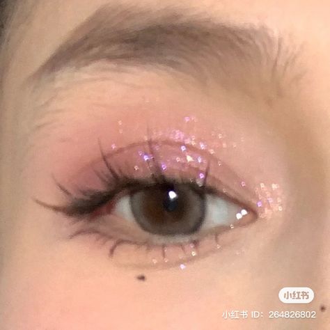 Pink And White Glitter Makeup, Natural Makeup Pink Lips, Prom Makeup Looks Pink, Pink Light Makeup Looks, Eye Makeup Pink Glitter, Cute Makeup Looks Aesthetic Pink, Prom Makeup Light Pink, Soft Pink Glitter Makeup, Subtle Valentines Makeup