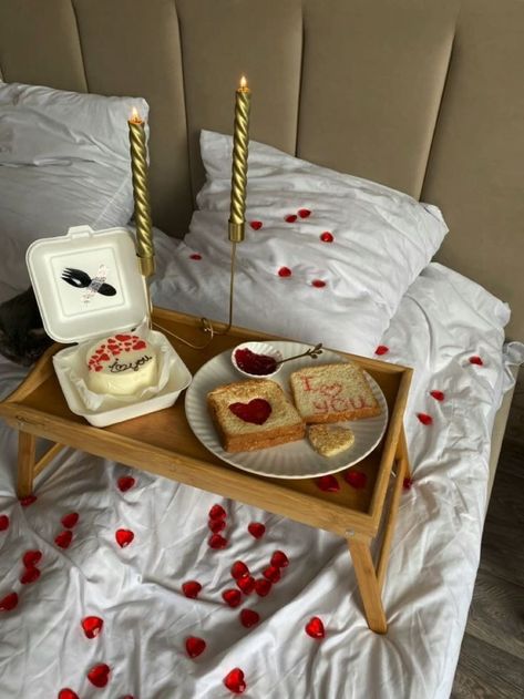 Breakfast For Boyfriend, Galentines Aesthetic, Romantic Dinner Tables, Desk Snacks, Romantic Dinner Decoration, Aesthetic Valentines, Romantic Room Decoration, Valentines Date Ideas, Valentines Day Aesthetic