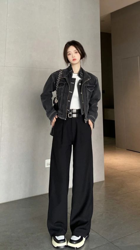 Black Outfit Korean Casual, Korean Outfit Street Styles Black, Korean Black Pants Outfit, Black Wide Jeans Outfits, All Black Outfit Korean, Black Denim Pants Outfit, Pleated Wide Leg Pants Outfit, Korean University Fashion, Wide Leg Pants Outfit Black