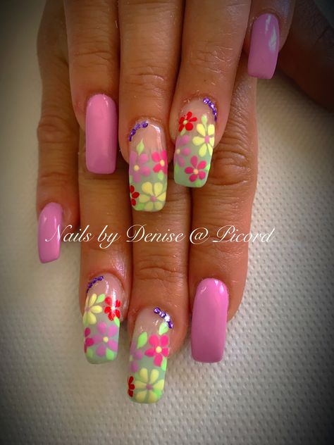 Flower Power Nail Art, Hippie Nail Ideas, Summer Nails2022, 70’s Nails, Neon Flower Nails, Flower Power Nails, Summer Nails 2020, Groovy Nails, Nail 2022