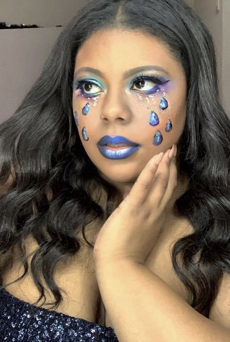 Tear Drop Makeup Look, Tear Drop Makeup, Pretty Cry, Tear Makeup, Teardrop Makeup, Blue Makeup Look, Interesting Makeup, Look Halloween, Blue Makeup Looks