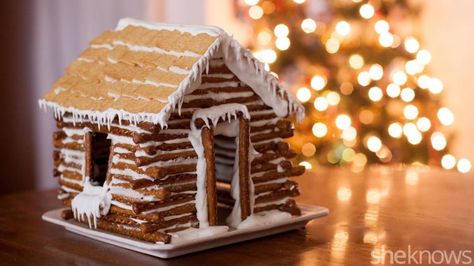 Forget the gingerbread house and make this edible pretzel log cabin instead Easy Holiday Food, Pretzel Log Cabin, Food Crafts For Kids, Gingerbread House Ideas, Christmas Food Crafts, Holiday Food Crafts, Ginger Bread House Diy, Cool Gingerbread Houses, Gingerbread Diy