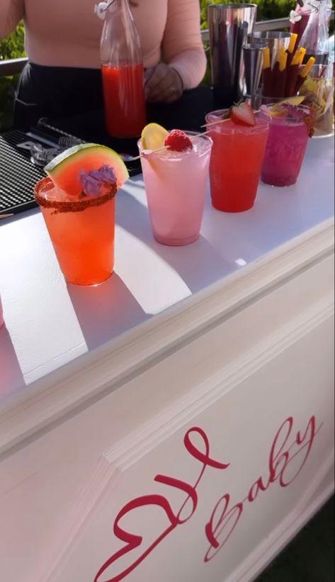 Luxury Smoothie Bar, Cute Bar Drinks, Cocktail Food Truck, Mocktail Mobile Bar, Drinks To Sell, Drink Ideas For Party, Drink Trailer Ideas, Cocktail Stand, Mobile Bartender