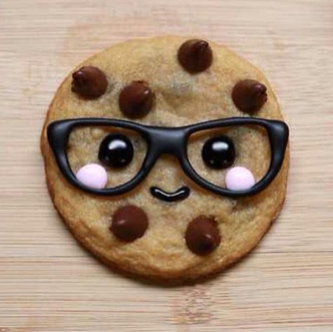 cookie with glasses Rosanna Pansino Nerdy Nummies, Face Cookies, Nerdy Nummies, Rosanna Pansino, Smart Cookie, Cookie Ideas, Cute Cookies, Cookie Art, Cookie Designs