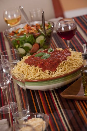 How to Make a Lot of Spaghetti & Keep It Warm | eHow.com Cheap Food Ideas, Cooking Spaghetti, How To Make Spaghetti, Spaghetti Dinner, Homemade Spaghetti Sauce, Cheap Food, Pasta Bar, Easy Camping Meals, Homemade Spaghetti