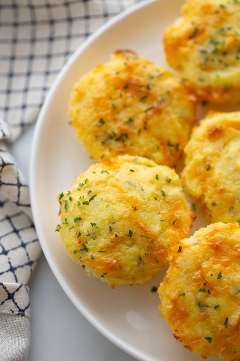 This copycat recipe is a keto version of Red Lobster's cheddar bay biscuits made low carb and super healthy with coconut flour or almond flour! Kasey Trenum, Garlic Cheddar, Bacon Fried Cabbage, Cheddar Bay Biscuits, Keto Biscuits, Bacon Brussel Sprouts, Cabbage And Bacon, Boiled Egg Diet Plan, Bacon Salad