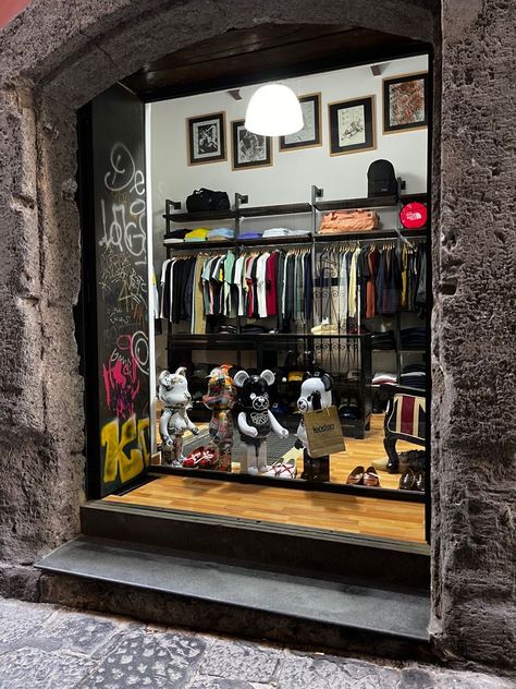 Street Wear Shop Interior, Streetwear Store Design, Streetwear Store Interior, Streetwear Shop Interior, Streetwear Boutique, Vintage Store Ideas, Bedroom Art Painting, Fashion Website Design, Hypebeast Room