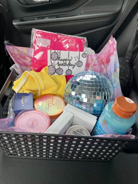 Birthday Gift Baskets For Sister, Dance Gift Basket, Cute Birthday Gift Baskets, Birthday Gift Bags Ideas, Buddy Gift Ideas, Cheer Baskets Gift Ideas, Girly Must Haves, Birthday Box Ideas For Best Friend, Cute Birthday Gifts For Best Friend