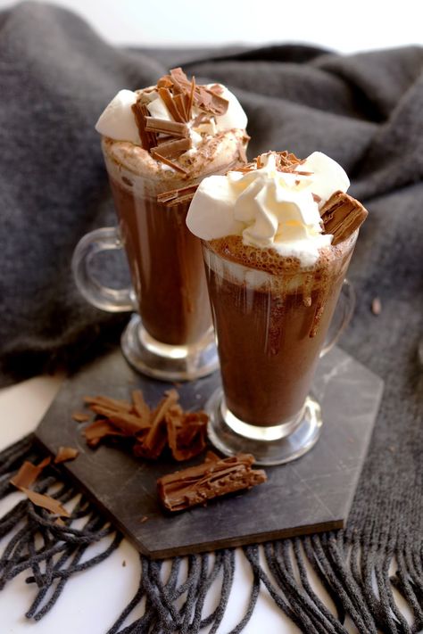 Fall Hot Chocolate, Warm Drinks Recipes, Gingerbread Hot Chocolate, Nutella Hot Chocolate, Hot Drinks Recipes, Hot Cocktails, Gingerbread Latte, Drink Recipes Nonalcoholic, Christmas Hot Chocolate