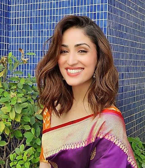 45 Short hairstyles for Indian women 2021 Haircuts For Indian Hair, Amika Shail, Saree Hairstyles, Yami Gautam, Hair Indian, Sari Dress, Actress Images, Medium Short Hair, Haircuts For Wavy Hair