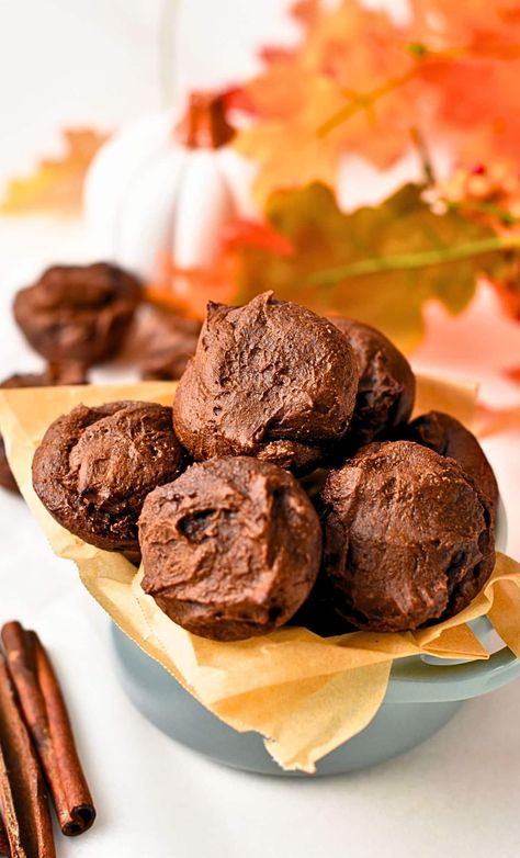 Pumpkin Brownie Bites (4 Ingredient, No Eggs, No Flour) - The Conscious Plant Kitchen Chocolate Pumpkin Cookies, Pie Cupcakes, Paleo Cookies, Chocolate Pumpkin, Paleo Pumpkin, Paleo Sweets, Brownie Bites, Gf Desserts, Gluten Free Sweets