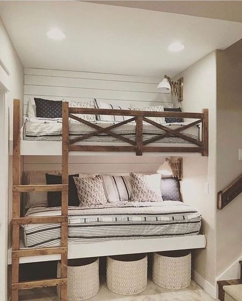 Beddys Bedding, Bunk Bed Rooms, Bunk Beds Built In, Built In Bunks, Bunk Rooms, Bunk Bed Designs, Small Bedrooms, Skiathos, Farmhouse Bedding