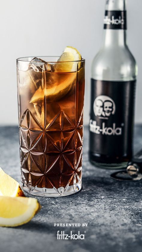 Du hast Lust auf einen Long Island Ice Tea, aber nicht auf den Kater danach? Dann Gönn dir unser Rezept für diesen alkoholfreien Long Island Eistee! Ein einfacher Mix aus spritziger Cola, Apfelsaft und schwarzem Tee, der auch ohne Alkohol erfrischend herb ist. Noch ein Spritzer Zitrone und fertig ist der perfekte Sommer-Drink! Summer Drink Recipe, Vinegar Cucumbers, Winter Drink, Cucumbers And Onions, Tasty Drinks, Summer Drink Recipes, The Hangover, Long Island Iced Tea, Shakes Drinks