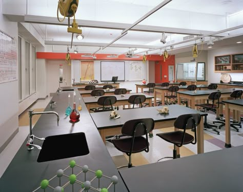 Ramaz High School Science Labs, New York, NY. FXFowle Architects (Photo: David Sundberg/Esto) Science Lab High School, High School Classroom Design Interior, Science Classroom Layout, Science Classroom High School, Science Lab Interior Design, Classroom High School Design, School Science Lab Design, High School Interior Design, High School Layout