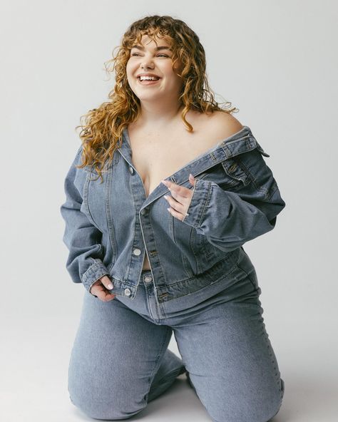 Timeless denim 🤍 📸 @danielaescobarph 💄 @byharol Plus Size Modelling, Funky Editorial, Denim Photoshoot, Curvy Petite Outfit, Curvy Petite Fashion, Brand Shoot, Model Shoot, Curve Model, Curvy Model