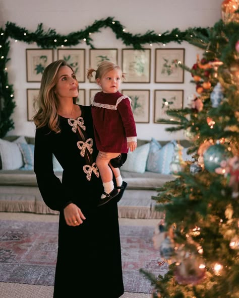 Family Holiday Outfits, Christmas Dinner Outfit, Christmas Family Photoshoot, Family Christmas Outfits, Christmas Day Outfit, Julia Berolzheimer, Merry Christmas Eve, Eve Dresses, Christmas Photoshoot