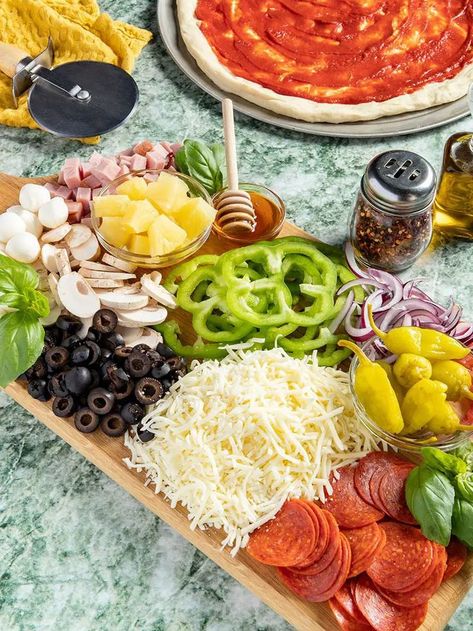 Topping Bar Ideas, Pizza Topping Bar, Pizza Bar Party, Pizza Party Food, Pizza Dinner Party, Pizza Party Birthday, Toppings Bar, Family Dinner Night, Pizza Topping