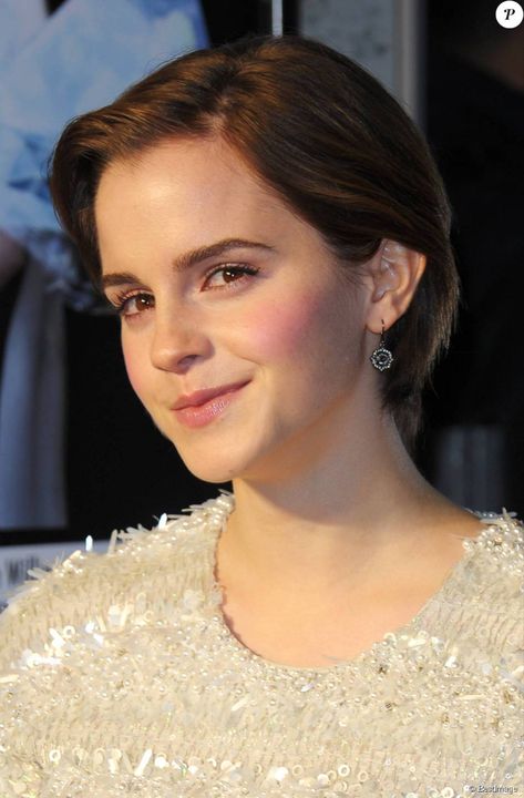 Emma Watson Pixie, Emma Watson Short Hair, Emma Watson Hair, Emma Watson Belle, Celebrity Short Hair, Oval Face Haircuts, Beach Wave Hair, Face Shape Hairstyles, Cool Short Hairstyles