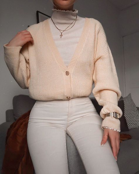 Lydia Rose on Instagram: “Cream comfies 🙌 been looking for an oversized cardy like this for ages - you can wear this one as a dress too 👍 • #chunkyknit…” Turtlenecks Aesthetic, Turtleneck Outfit Layering, Layered Turtleneck, Lydia Rose, Turtleneck Outfit, Oufits Casual, Elegante Casual, Layering Outfits, Spring Outfits Women