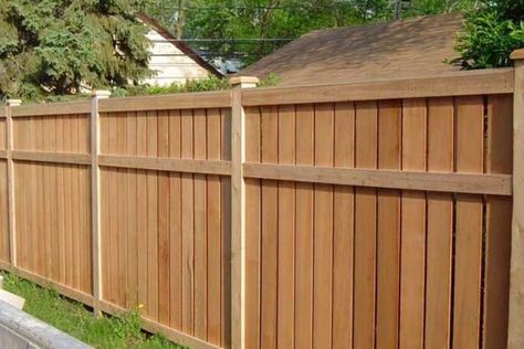 Cedar Privacy Fence Ideas, Cedar Fence Design Ideas, Private Fencing Ideas, Wood Fence Ideas Backyards, Wood Fence Design Ideas, Privacy Fence Styles, Wood Fence Styles, Fence Design Wood, Outdoor Fence Ideas