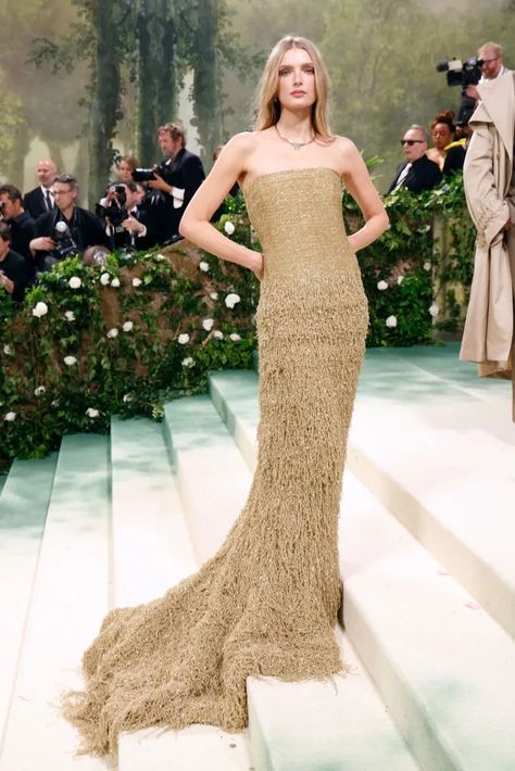 Met Gala 2024: Best Red Carpet Fashion Looks | Observer Versace Gown, Lily Donaldson, Met Gala Red Carpet, Best Red Carpet Looks, Best Mothers Day Gifts, Fashion Moments, Carpet Looks, Lifestyle Art, Costume Institute