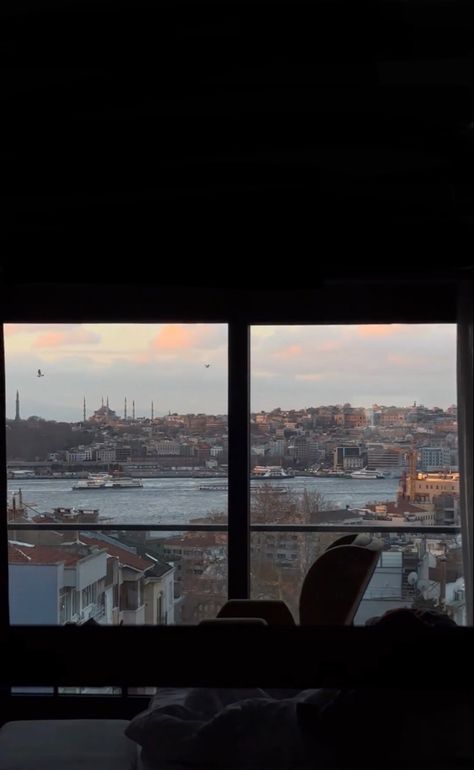 Istanbul Apartment Interior, Istanbul Autumn, Insta Feed Goals, Istanbul Turkey Photography, Istanbul Photography, Apartment Aesthetic, Life Photo, Istanbul Turkey, Old City