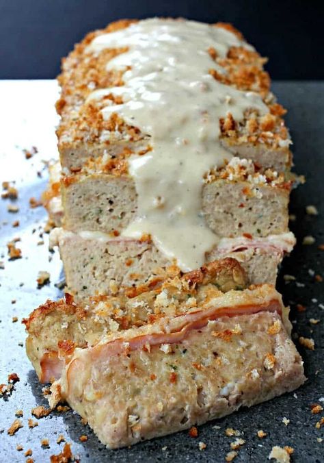 This Chicken Cordon Bleu Meatloaf is served with the most delicious, creamy dijon gravy! #meatloafrecipe #meatloaf #easychickenrecipe Dijon Gravy, Cooking Meatloaf, Chicken Meatloaf Recipe, Regime Keto, Gravy Chicken, Creamy Dijon, Chicken Meatloaf, Delicious Meatloaf, Ham And Swiss