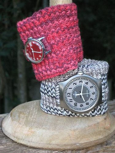 Love these knitted watch bands created by Bluebutton using Wendy Bernard's Boogie Time Watch Band Pattern.  She adapted the band so the watch can be removed to wash the band. Diy Watch Band, Free Crochet Bag, Fabric Bracelets, Crochet Market Bag, Wrist Bracelet, Trendy Crochet, Colorful Bags, Crochet Bracelet, Upcycled Jewelry