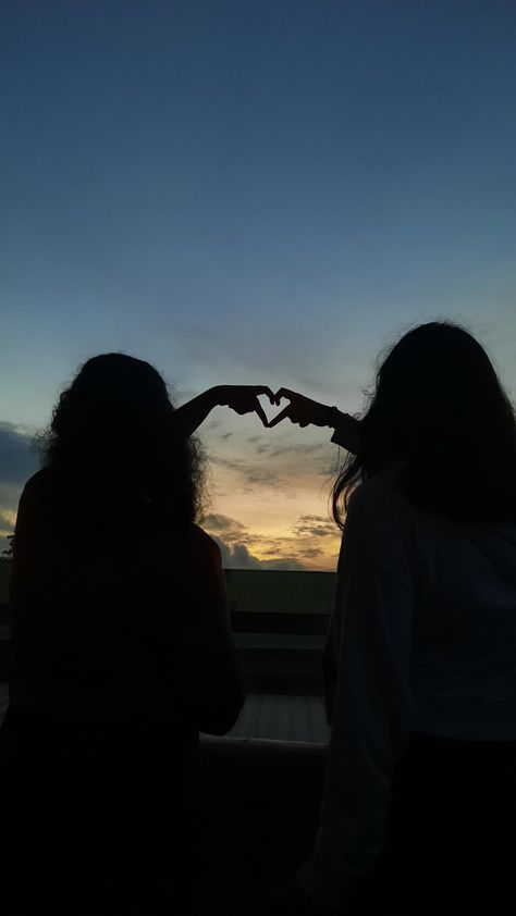 #bestie #aesthetic #aestheticsky #fingerheart Bestie Wallpapers Aesthetic, 2 People Aesthetic, Sisters Aesthetic Faceless, Contact Pictures Aesthetic, Best Friends Aesthetic Faceless, Best Frieds, Bestie Aesthetic, Hug Photos, Two Besties