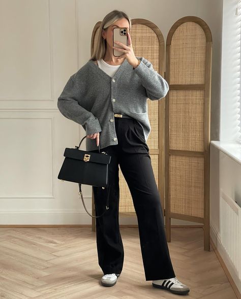 10 minimal workwear outfits a thread >>> a mix of smart casual & corporate 💼🖤☕️💻 outfits are linked on my @shop.ltk in my bio . . Workwear, workwear outfit ideas, office outfits, minimal workwear outfits, smart casual . . #workweek #workwearoutfits #workoutfits #workoutfitidea #officeoutfit #officeoutfits #officeoutfitoftheday #officelook #officelooks #worklooks #worklook #workwearstyle #workwearfashion #workwearinspiration #ltkworkwear #mirrorselfies #outfitroundup #transitionalstyle #tran... Smart Casual Work Outfit Women Office Wear, Rainy Day Office Outfit, Casual Corporate Outfits, Smart Casual Women Work, Placement Outfits, Business Casual With Jeans, Business Casual Outfits Fall, Smart Casual Corporate, Business Baddie