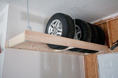 Arbejdsplads Garage, Mudroom Ideas Diy, Garage Ceiling Storage, Tire Storage, Diy Mudroom, Mudroom Ideas, Garage Storage Solutions, Garage Organization Diy, Mudroom Decor