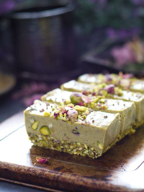 Raw Pistachio Slice Recipe Scones Vegan, Deserturi Raw Vegan, Raw Vegan Cheesecake, Raw Pistachios, Patisserie Fine, Cheesecake Vegan, Raw Vegan Desserts, Raw Cake, Raw Desserts