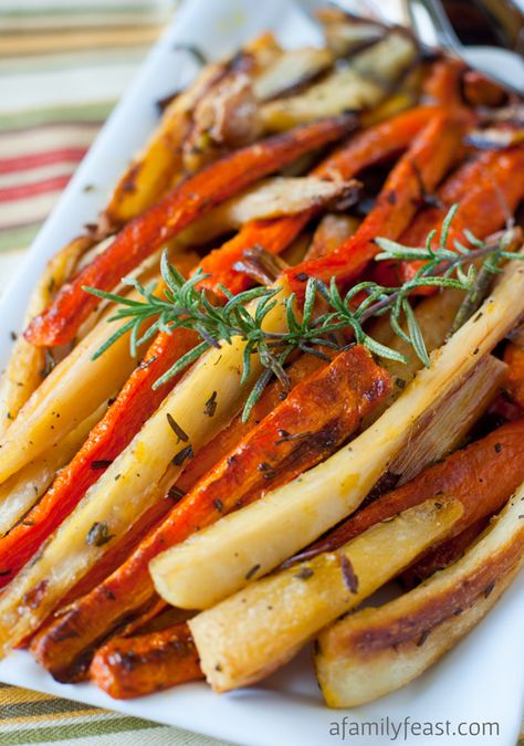 Roasted Carrots and Parsnips - A simple, delicious and elegant side dish for any meal! So easy and super flavorful! Carrots And Parsnips, Roasted Carrots And Parsnips, Parsnip Recipes, Vegan Christmas Dinner, Daucus Carota, Thanksgiving Side, Family Feast, Christmas Food Dinner, Roasted Carrots