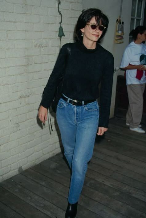 Courtney Cox rocked mom jeans in 1995, and you'll never guess who's bringing them back in style today! 1980s Fashion Trends, The 90s Fashion, Courtney Cox, 2000s Fashion Trends, 90s Inspired Outfits, Fashion Newsletter, 90s Looks, 90s Fashion Outfits, 90s Outfit