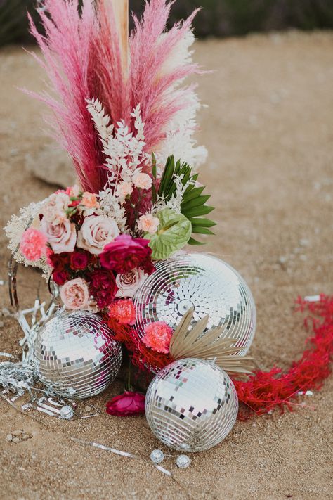 died florals and disco ball decor Groovy Wedding, Disco Wedding, Disco Theme, Ball Wedding, Disco Balls, Retro Wedding, Wedding Vibes, Deco Floral, Disco Party