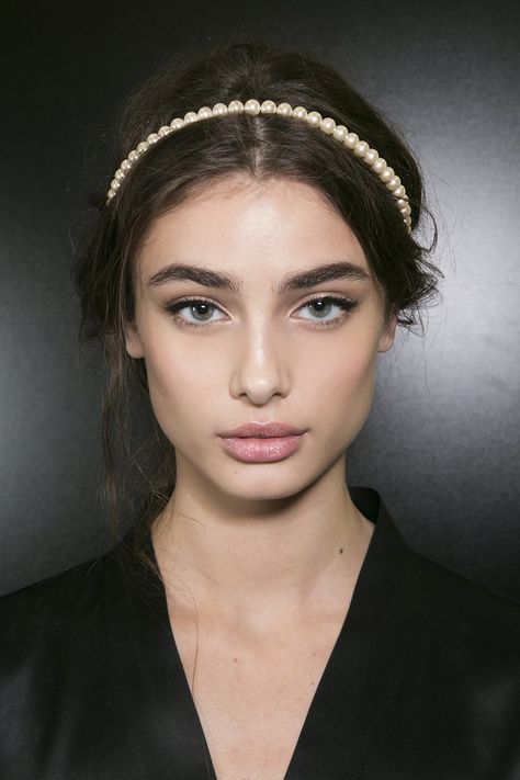 Yep, if you’re thinking of ways to dress up your outfit, try adding some dazzle via a fun hair clip or a headband with hints of sparkle and maybe even pearls. Trendy We Fryzurach, Trending On Pinterest, Glamorous Hair, Braut Make-up, Taylor Hill, Pearl Headband, 인물 사진, Headband Hairstyles, Scarf Hairstyles