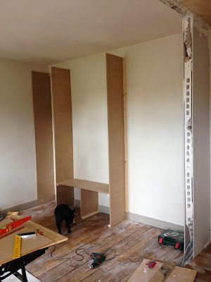 Mise en place de la structure de base du placard Closet Wall In Bedroom, Cheap Wardrobe Ideas Diy, Closet Room Built Ins, Do It Yourself Closet Ideas, Adding A Closet To A Bedroom Diy, How To Build A Built In Wardrobe, Closet Diy Ideas How To Build, Closet In Living Room Ideas, Built Closet Ideas