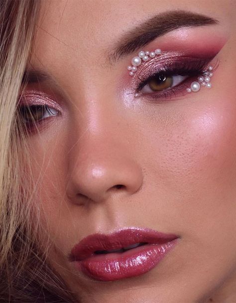 January Eyeshadow Looks, Eyeshadow Looks With Pearls, Hslot Makeup, Makeup With Crystals, Makeup Trends 2022, Welcome January, Spring Eyeshadow, Makeup Runway, Pearl Eyes