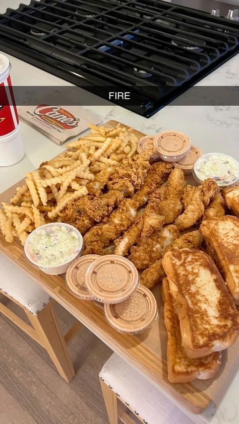 Raising Canes Food, Fast Food Board Ideas, Charcuterie Board Fast Food, Food And Drink Dessert, Raising Canes Mukbang, Food Big Back, Food Yummy Aesthetic, Yummy Mexican Food, Rasing Canes Recipe