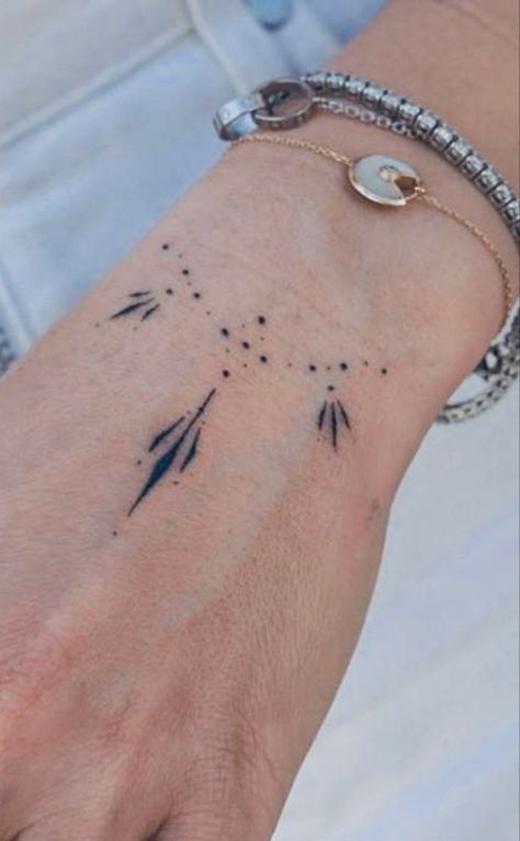 Simple style wrist, tattoo with dots. Wrist Dot Tattoo, Dot Wrist Tattoo, Lines And Dots Tattoo, Small Dotwork Tattoo, Nice Tattoos, Tattoo Wrist, Dot Tattoos, Discreet Tattoos, Wrist Tattoo