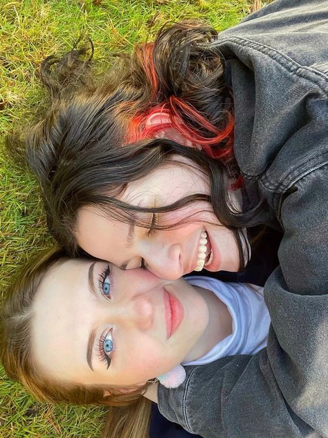 wlw couple lgbtq lesbian love summer Wlw Teen Couple, Wlw Couple, Oc Story, Teen Couple, Want A Girlfriend, Ginger Black, Beautiful Human, Alternate Universe