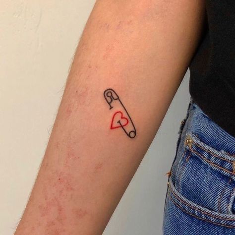 Mini Red Tattoo, Safety Pin Tattoo, Tato Minimal, Tato Henna, Herz Tattoo, Sharpie Tattoos, Handpoke Tattoo, Парные Тату, Red Tattoos