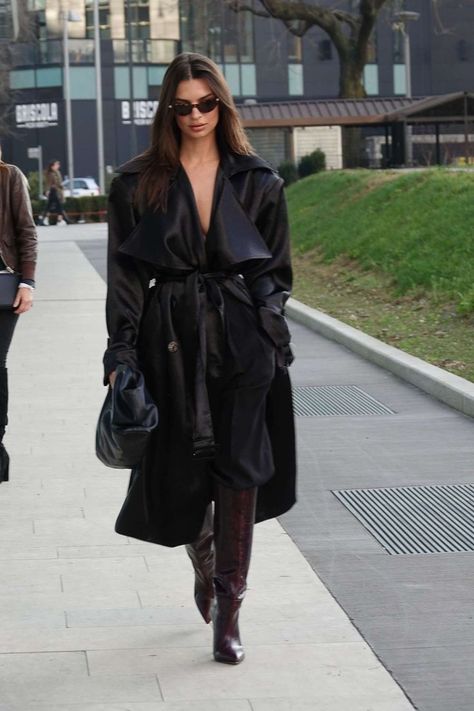 d961e9f236177d65d21100592edb0769desc44015626ri Maroon Boots, Stile Kylie Jenner, Emily Ratajkowski Outfits, Emily Ratajkowski Style, Looks Street Style, Emily Ratajkowski, Fashion Weeks, Looks Chic, Mode Inspo