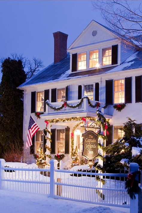 Winter Bed And Breakfast, New England Christmas Exterior, New England Bed And Breakfast, Kennebunkport Maine Christmas, Christmas Inn, Maine Bed And Breakfast, Nantucket Christmas, Christmas Exterior, Cozy Inn