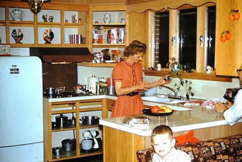 1950s Photography, 1950s Aesthetic, Life In The 1950s, 50s Housewife, 1950s Housewife, Las Vegas Wedding Chapel, Vegas Wedding Chapel, Betty Draper, Vintage Housewife