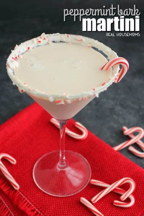 Candy Cane Martini Recipe, Christmas Drink Recipes, Peppermint Cocktail, Rum Chata, Peppermint Vodka, Peppermint Schnapps, Christmas Drinks Alcohol Recipes, Peppermint Martini, Christmas Drinks Alcohol