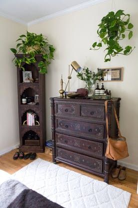 Bedroom Inspirations Dark Wood, Dark Wood Furniture Decor, Apartment Bohemian, Dark Wood Living Room, Room Ideas Dark, Dark Academia Bedroom, Wood Bedroom Decor, Dark Wood Bedroom Furniture, Academia Bedroom