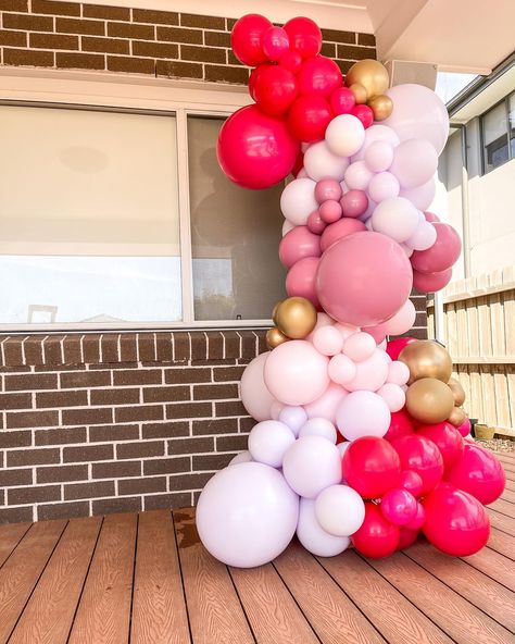 FREESTANDING GARLAND 🌸 A great option for any event to create something unique for your photos 🍰 Pop next to your catering table, cake… | Instagram Front Porch Balloon Decor, Front Porch Balloon Garland, Freestanding Balloon Garland, Free Standing Balloon Garland, Catering Table, Cake Instagram, Party Planning Business, Grad Party Decorations, Planning Business