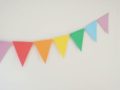 Need some quick festive decor for your party? Try this Paper Party Banner that's so easy to DIY that even the kids can help! Diy Party Banner, Diy Birthday Banner, Triangle Banner, How To Make Banners, Party Flags, Diy Banner, Party Garland, Paper Banners, Diy Making