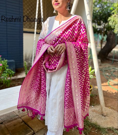 White Suit With Pink Dupatta, Pink Dupatta Color Combinations, Banaras Dupatta, Bandhej Suits, Dupatta Design, India Shopping, Banarasi Dupatta, Heavy Dresses, Pakistani Suit